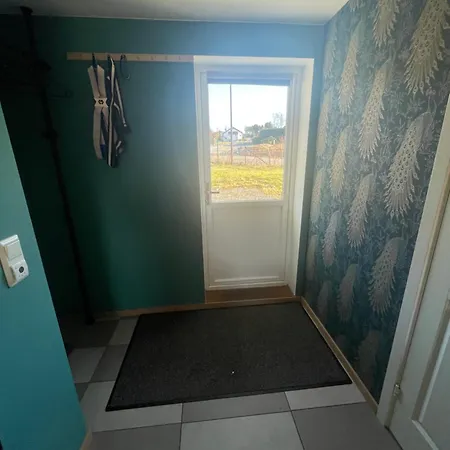 Apartment Sokkelleilighet I Enebolig I Naer Stranden