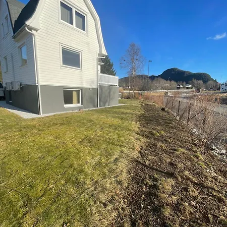 Apartment Sokkelleilighet I Enebolig I Naer Stranden