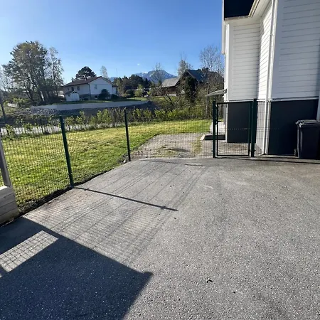 Apartment Sokkelleilighet I Enebolig I Naer Stranden