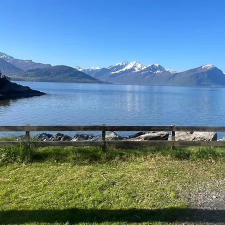 Sokkelleilighet I Enebolig I Naer Stranden * Alesund