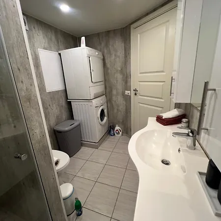 Apartment Sokkelleilighet I Enebolig I Naer Stranden
