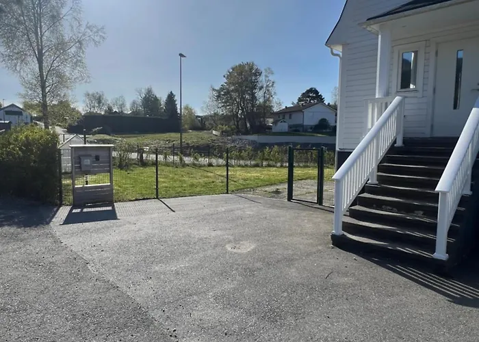 Sokkelleilighet I Enebolig I Naer Stranden Lägenhet
