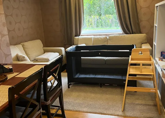 Sokkelleilighet I Enebolig I Naer Stranden